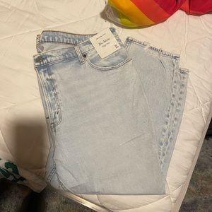 Women's High Rise Mom Jeans NWT -Abercrombie